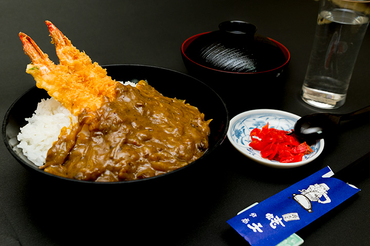 蛯カレー天丼　カレーと天丼の組み合わせが独特な世界を形作ります。ぜひ一度味わってみてください。