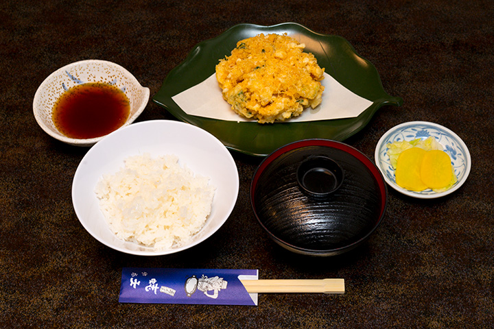 かき揚げ定食　揚げたてのかき揚げとご飯、味噌汁とのセット。家庭的なその味をお楽しみください。