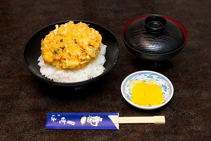 かき揚げ天丼　ご飯の上にかき揚げを乗せた天丼。美味しい風味が香りとともに漂ってきます。 